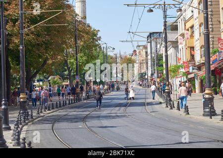 Istanbul, Turchia - 20 settembre 2017: Strada tipica nel centro della città, con tram e numerosi negozi Foto Stock