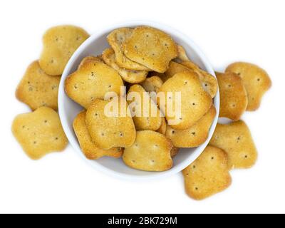 Porzione di spuntini misti isolati su sfondo bianco (primo piano; messa a fuoco selettiva) Foto Stock