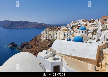 Oia, Santorini, Grecia, 21 agosto 2013: Vista della città, mare e pendici vulcaniche dell'isola. Foto Stock