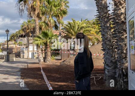 Guardia di sicurezza femminile al di fuori dell'hotel Bahia del Duque durante il covid 19 lockdown nella zona turistica di Costa Adeje, Tenerife, CAN Foto Stock