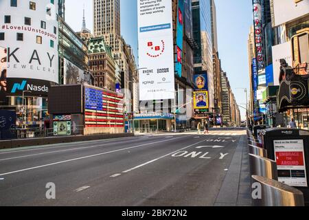 NEW YORK CITY - 19 APRILE 2020: Vista di strada vuota a Times Square, NYC a Manhattan durante il blocco pandemico di Coronavirus Covid-19. Foto Stock