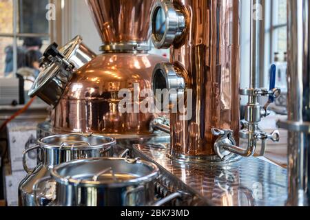 Spettacolare micro distilleria a mezzo attacco da Camden Market a Londra nel Regno Unito, realizzata con tinture Foto Stock