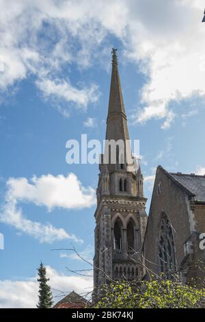 Farnham, UK - 29 Febbraio 2020: La Chiesa delle spire di Farnham, Hampshire, Inghilterra, sparò da terra Foto Stock