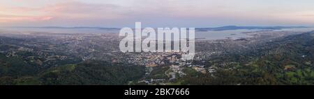 La prima luce del giorno splende sulla Baia di San Francisco e sull'ambiente urbano circostante nella California del Nord. Qui vivono quasi 8 milioni di persone. Foto Stock