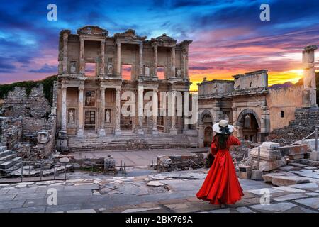 Donna in piedi nella biblioteca di Celso a Efeso antica città di Izmir, Turchia. Foto Stock