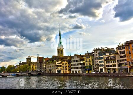 Vista sul centro di Altstadt (Città Vecchia), sul lato del fiume Limmat con splendidi edifici storici, Zürich, Svizzera Foto Stock