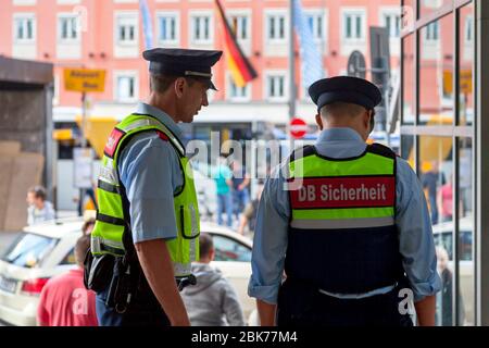 Monaco di Baviera, Germania - maggio 30 2019: Due dipendenti della DB Sicherheit (DB Security) presso la München Hauptbahnhof (in tedesco per la stazione ferroviaria centrale di Monaco). Foto Stock