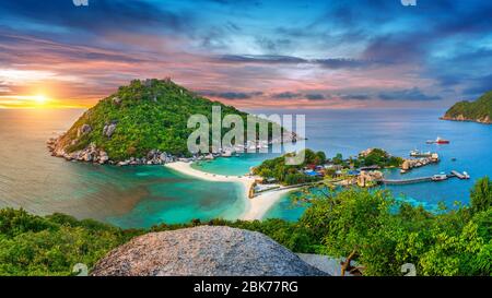 Panorama del punto di vista sull'isola di Koh Nangyuan al tramonto, Surat Thani in Thailandia Foto Stock