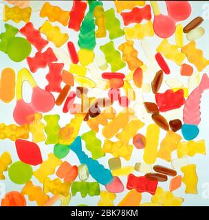 Varie gomme da frutta su sfondo bianco retroilluminato. Foto Stock