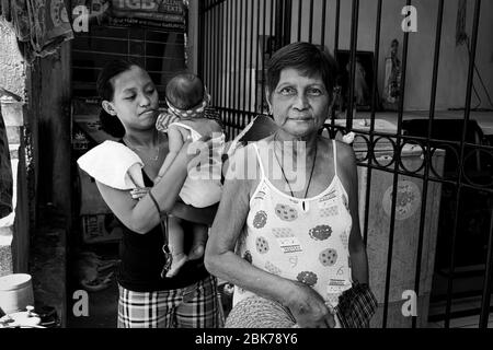 Vivere all'interno di cimiteri, Manila, Filippine Foto Stock