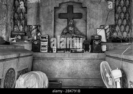 Vivere all'interno di cimiteri, Manila, Filippine Foto Stock