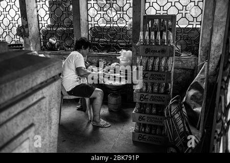 Vivere all'interno di cimiteri, Manila, Filippine Foto Stock