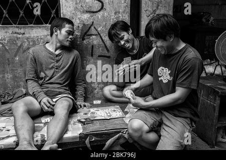 Vivere all'interno di cimiteri, Manila, Filippine Foto Stock