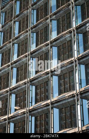 Telaio in acciaio rivestimento in rame vetro High-Tech architettura macchina Robotica dettaglio HSBC 60 Queen Victoria Street, Londra EC4N by Foggo Associates Foto Stock