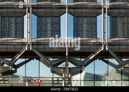 Telaio in acciaio rivestimento in rame vetro High-Tech architettura macchina Robotica dettaglio HSBC 60 Queen Victoria Street, Londra EC4N by Foggo Associates Foto Stock