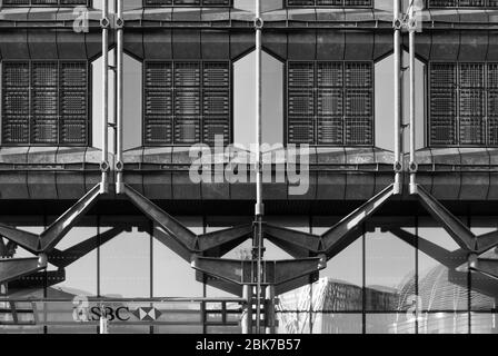 Telaio in acciaio rivestimento in rame vetro High-Tech architettura macchina Robotica dettaglio HSBC 60 Queen Victoria Street, Londra EC4N by Foggo Associates B&W. Foto Stock