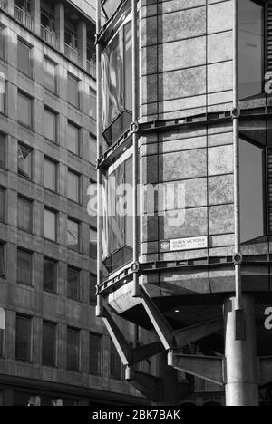 Telaio in acciaio rivestimento in rame vetro High-Tech architettura macchina Robotica dettaglio HSBC 60 Queen Victoria Street, Londra EC4N by Foggo Associates B&W. Foto Stock