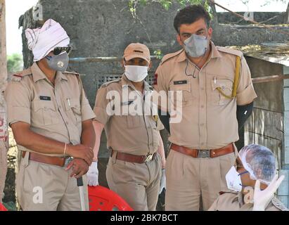 Beawar, India. 1 maggio 2020. I poliziotti indossano una maschera protettiva per il viso e guanti nell'area del pannello abitativo, dove tre pazienti positivi COVID-19 sono stati trovati durante il governo imposto a livello nazionale blocco in seguito alla pandemia di coronavirus, a Beawar, India, il 1 maggio 2020. (Foto di Sumit Saraswat/Pacific Press/Sipa USA) Credit: Sipa USA/Alamy Live News Foto Stock