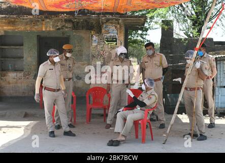 Beawar, India. 1 maggio 2020. Il funzionario senior istruisce il personale della polizia nell'area del consiglio di amministrazione dell'alloggio, dove sono stati trovati tre pazienti positivi COVID-19 durante il blocco nazionale imposto dal governo in seguito alla pandemia di coronavirus, a Beawar, India, il 1 maggio 2020. (Foto di Sumit Saraswat/Pacific Press/Sipa USA) Credit: Sipa USA/Alamy Live News Foto Stock