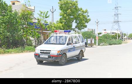 Beawar, India. 1 maggio 2020. Il veicolo della polizia indiana pattuglia una strada deserta nell'area del consiglio di amministrazione dell'alloggio, dove tre pazienti positivi COVID-19 sono stati trovati durante il governo ha imposto il blocco nazionale in seguito alla pandemia del coronavirus, a Beawar, India il 1 maggio 2020. (Foto di Sumit Saraswat/Pacific Press/Sipa USA) Credit: Sipa USA/Alamy Live News Foto Stock