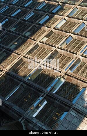 Telaio in acciaio rivestimento in rame vetro High-Tech architettura macchina Robotica dettaglio HSBC 60 Queen Victoria Street, Londra EC4N by Foggo Associates Foto Stock