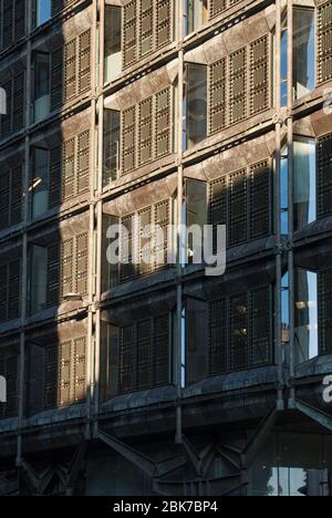 Telaio in acciaio rivestimento in rame vetro High-Tech architettura macchina Robotica dettaglio HSBC 60 Queen Victoria Street, Londra EC4N by Foggo Associates Foto Stock