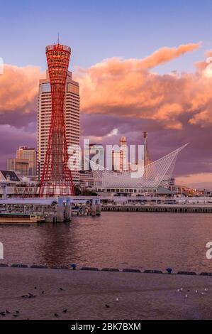 Kobe / Giappone - 6 gennaio 2018: Kobe Port Tower e Meriken Park al tramonto, lungomare di Kobe, Prefettura di Hyogo, Giappone Foto Stock