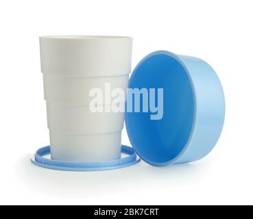 Tazza in plastica pieghevole isolata su sfondo bianco. Foto Stock