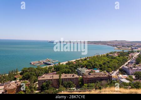 Bella vista del mare nero, il ponte di Crimea e l'argine della città di Kerch località dal monte mithridat in una giornata estiva Foto Stock