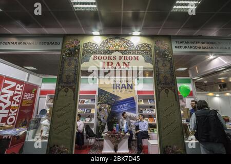 BELGRADO, SERBIA - 25 OTTOBRE 2019: Libreria a belgrado che vende libri iraniani con scaffali pieni di contenuti culturali da parte dell'Iran e gente che discute Foto Stock