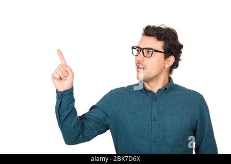 Un uomo d'affari stupito che guarda attento da parte, puntando su indice dito, mostra qualcosa isolato su sfondo bianco. Presentazione per i professionisti aziendali a Foto Stock