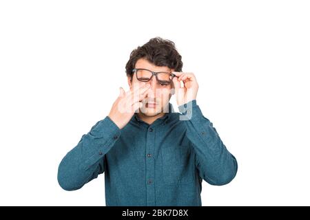 Uomo d'affari affaticato sfregando gli occhi non può concentrarsi sul lavoro quotidiano a causa della vista scarsa, isolato su sfondo bianco. Lungimiranza, problema di salute miopia Foto Stock