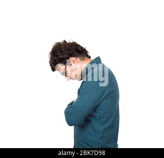 Vista laterale ritratto di triste e pensieroso uomo d'affari che guarda in giù vergognato, si sente colpevole isolato su sfondo bianco. Sconvolto esperienza business persona Foto Stock