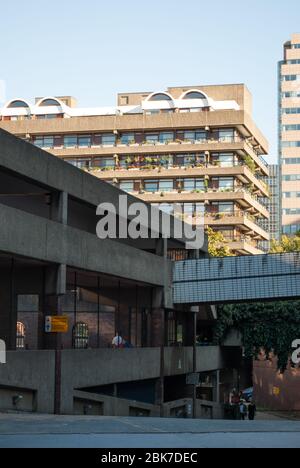 Concrete anni '60 architettura Brutalista Barbican Estate di Chamberlin Powell e Bon Architects Ove Arup su Silk Street, Londra Foto Stock