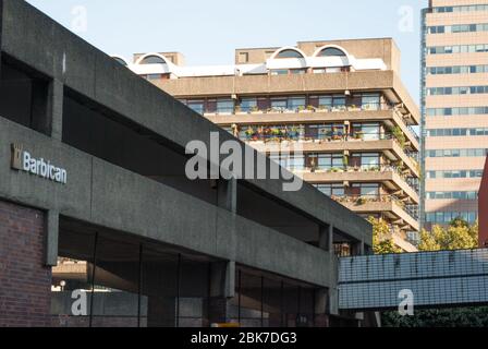 Concrete anni '60 architettura Brutalista Barbican Estate di Chamberlin Powell e Bon Architects Ove Arup su Silk Street, Londra Foto Stock