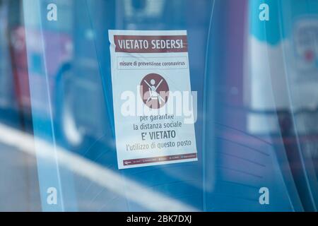 Roma, Italia. 02 maggio 2020. Avvisi di luoghi che non possono essere occupati su autobus (Foto di Matteo Nardone/Pacific Press) Credit: Pacific Press Agency/Alamy Live News Foto Stock