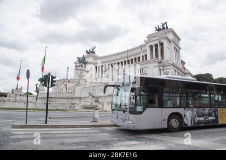 Roma, Italia. 02 maggio 2020. Autobus a Piazza Venezia a Roma (Foto di Matteo Nardone/Pacific Press) Credit: Pacific Press Agency/Alamy Live News Foto Stock