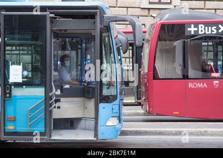 Roma, Italia. 02 maggio 2020. Dettagli degli autobus al capolinea di Via Paola a Roma (Foto di Matteo Nardone/Pacific Press) Credit: Pacific Press Agency/Alamy Live News Foto Stock