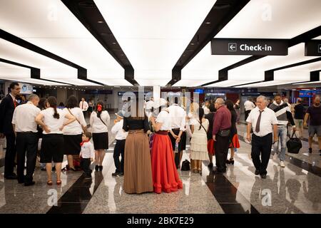 Buenos Aires, Argentina - 09 dicembre 2019: Persone non identificate vestite come gauchos in attesa all'aeroporto internazionale Pistarini all'arrivo ar Foto Stock