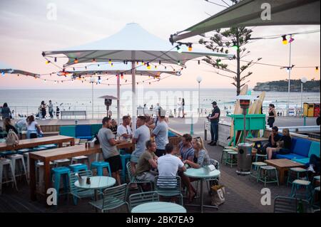 27.09.2019, Sydney, nuovo Galles del Sud, Australia - la gente socializza nell'area esterna del bar e ristorante Bucket List sulla spiaggia di Bondi. Foto Stock