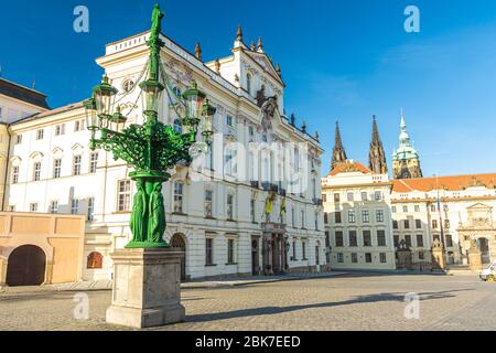 Palazzo dell'Arcivescovo con lampada in piazza Hradcany a Praga, durante l'ora d'oro. Foto Stock
