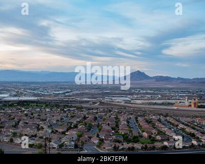 Vista panoramica del tramonto sul Monte Frenchman e sulla città dall'Henderson View Pass in Nevada Foto Stock