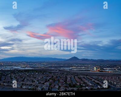 Vista panoramica del tramonto sul Monte Frenchman e sulla città dall'Henderson View Pass in Nevada Foto Stock