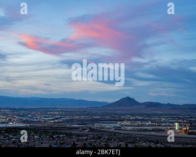 Vista panoramica del tramonto sul Monte Frenchman e sulla città dall'Henderson View Pass in Nevada Foto Stock