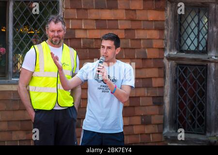 Chiddingstone Real Football, un 100 una partita di calcio / rugby tra 2 pub - il Rock Inn e il Castle Inn Kent UK Foto Stock