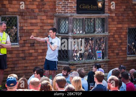 Chiddingstone Real Football, un 100 una partita di calcio / rugby tra 2 pub - il Rock Inn e il Castle Inn Kent UK Foto Stock