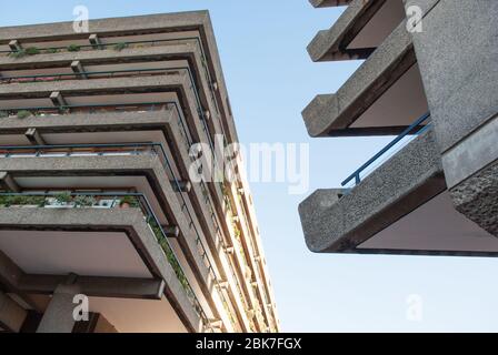 Concrete anni '60 architettura Brutalista Barbican Estate di Chamberlin Powell e Bon Architects Ove Arup su Silk Street, Londra Foto Stock