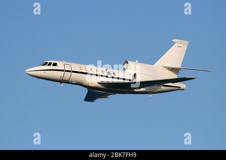 Business jet aerei che volano in aria contro un cielo blu. Aviazione aziendale e viaggi aerei VIP. Foto Stock