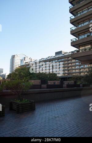 Concrete anni '60 architettura Brutalista Barbican Estate di Chamberlin Powell e Bon Architects Ove Arup su Silk Street, Londra Foto Stock