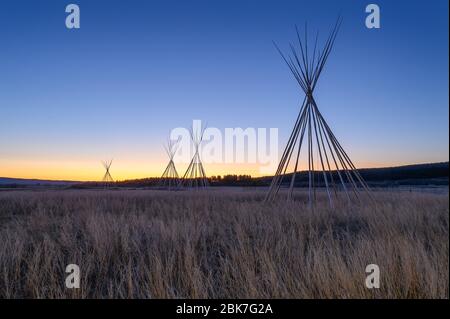 Pali di Tepee sulla riserva indiana di Stoney a Morley, Alberta, Canada Foto Stock